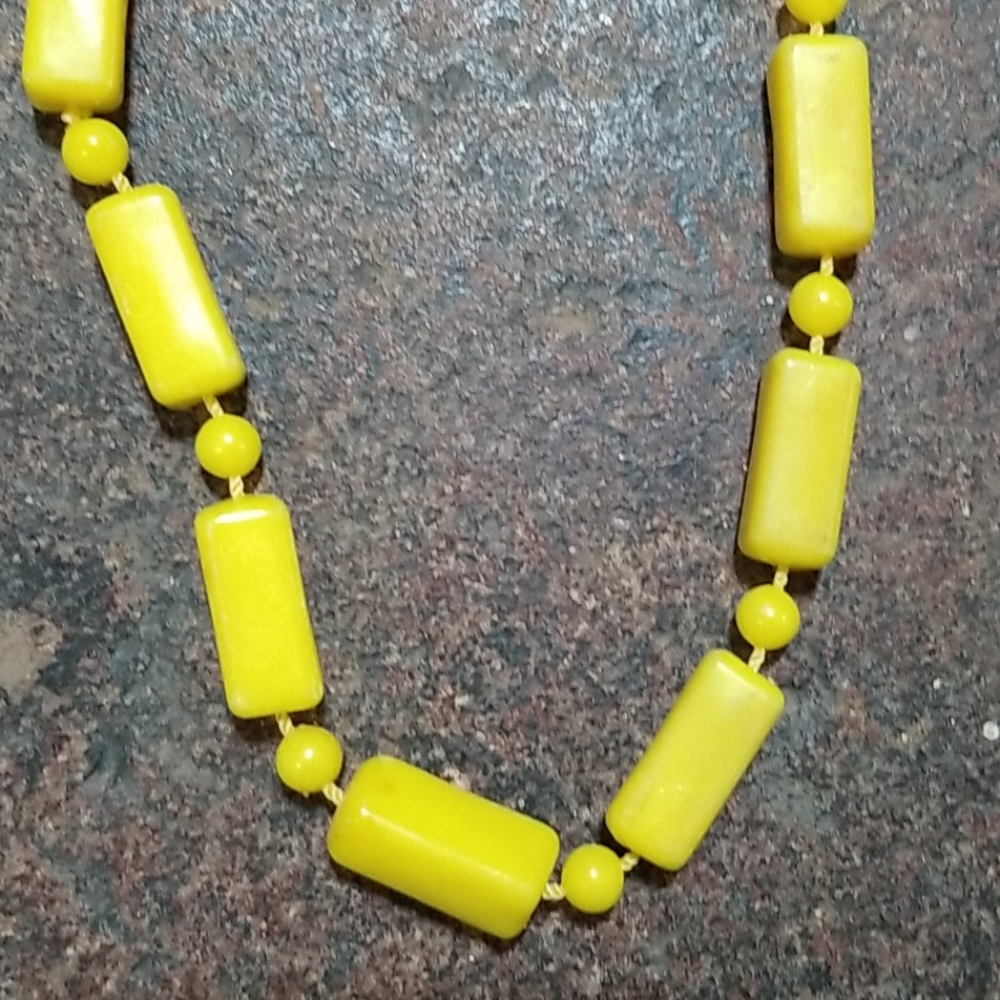 Vintage Yellow Bead Necklace - Picture 3 of 3